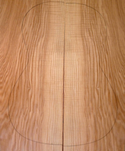 Bois local : frêne ondé